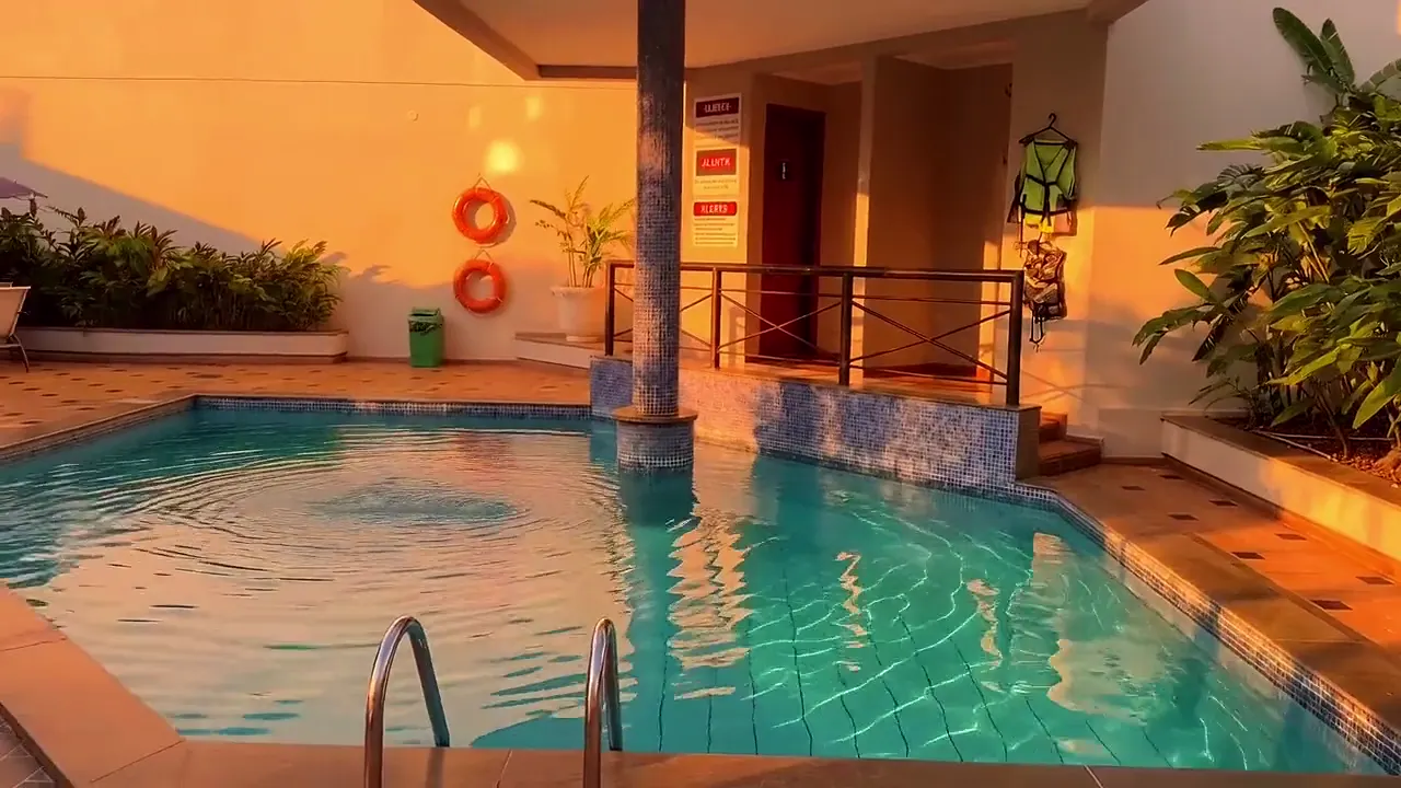 Piscina e solarium do Brumado Hotel ao entardecer